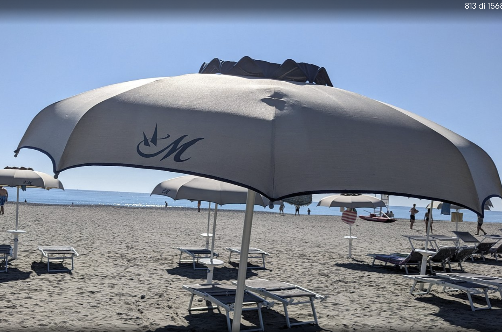 Ombrelloni e lettini sulla spiaggia