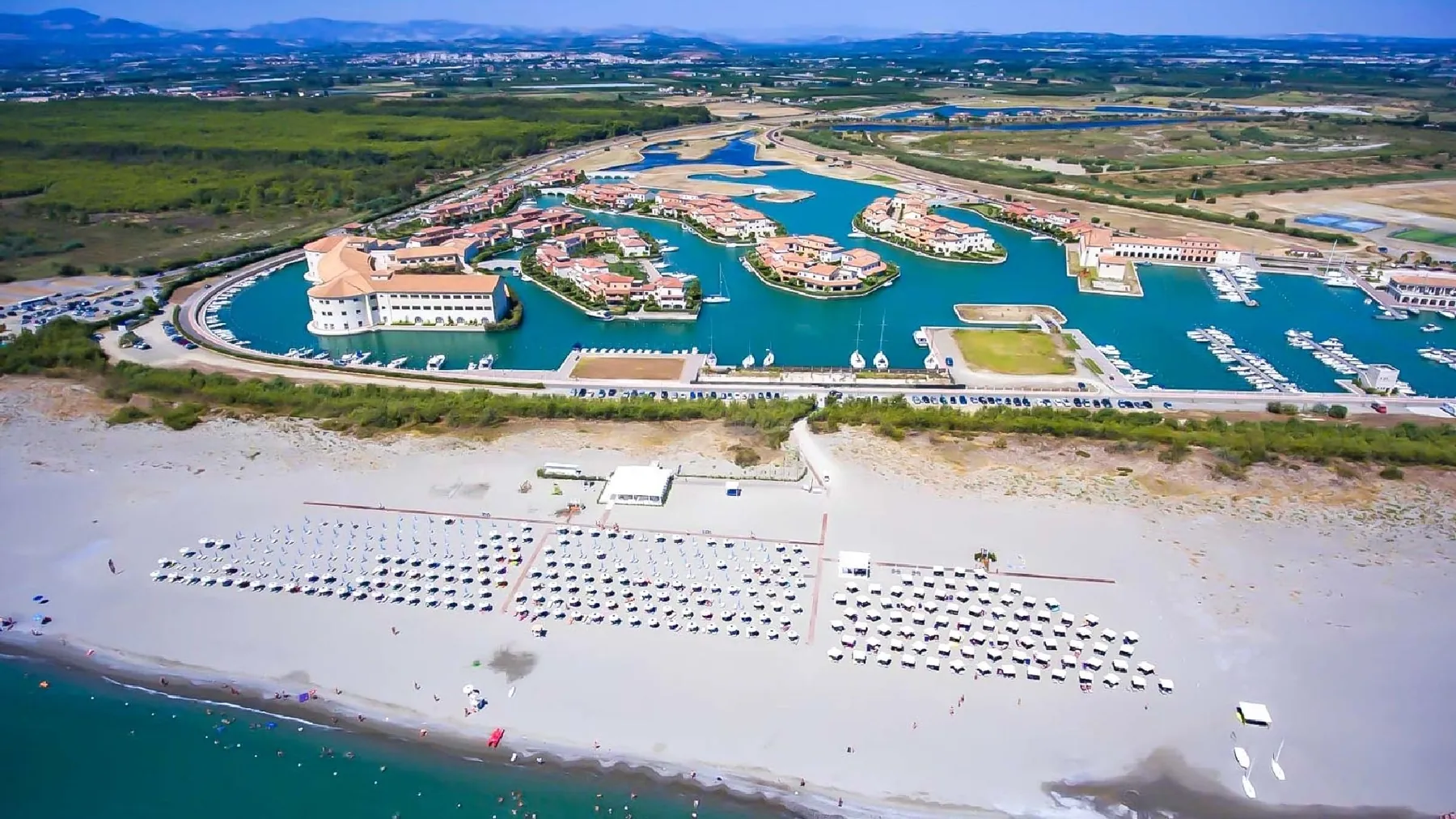 Marinagri — vista aerea della struttura ad arcipelago e della spiaggia sul mar Ionio, Policoro