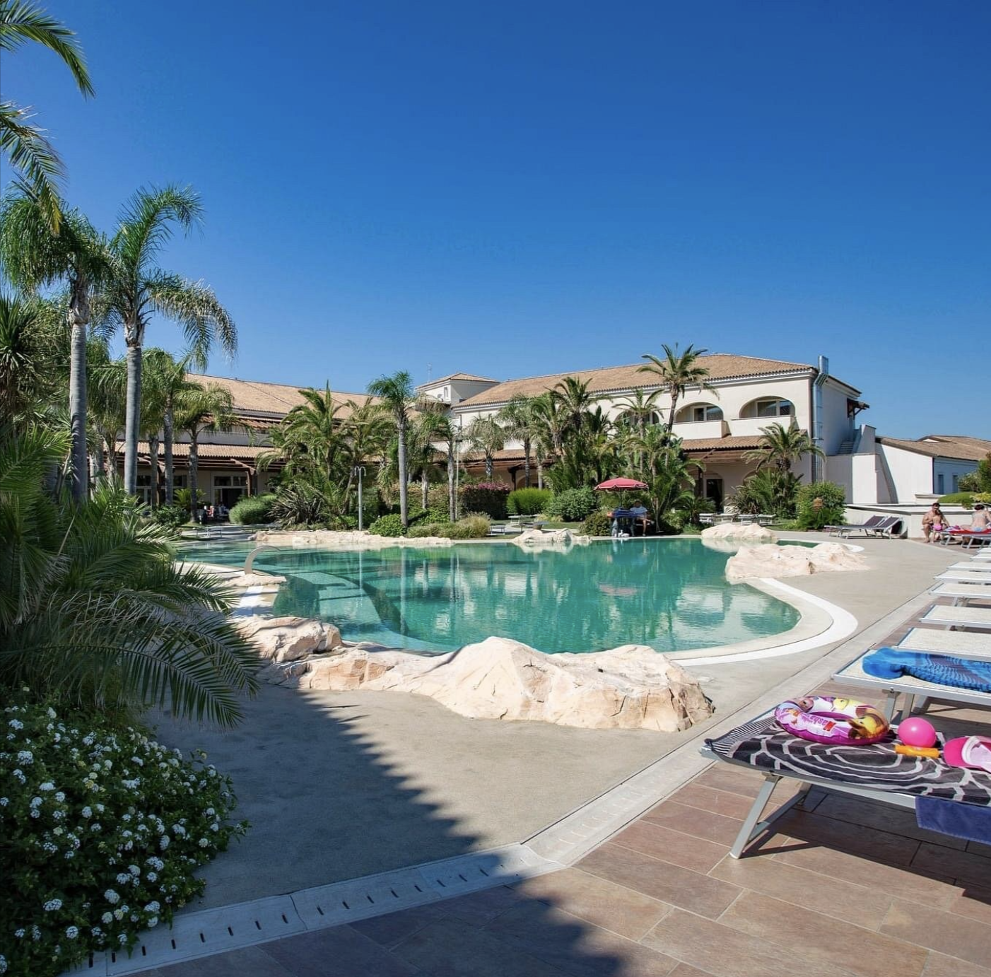 Piscina principale del resort in una giornata di sole