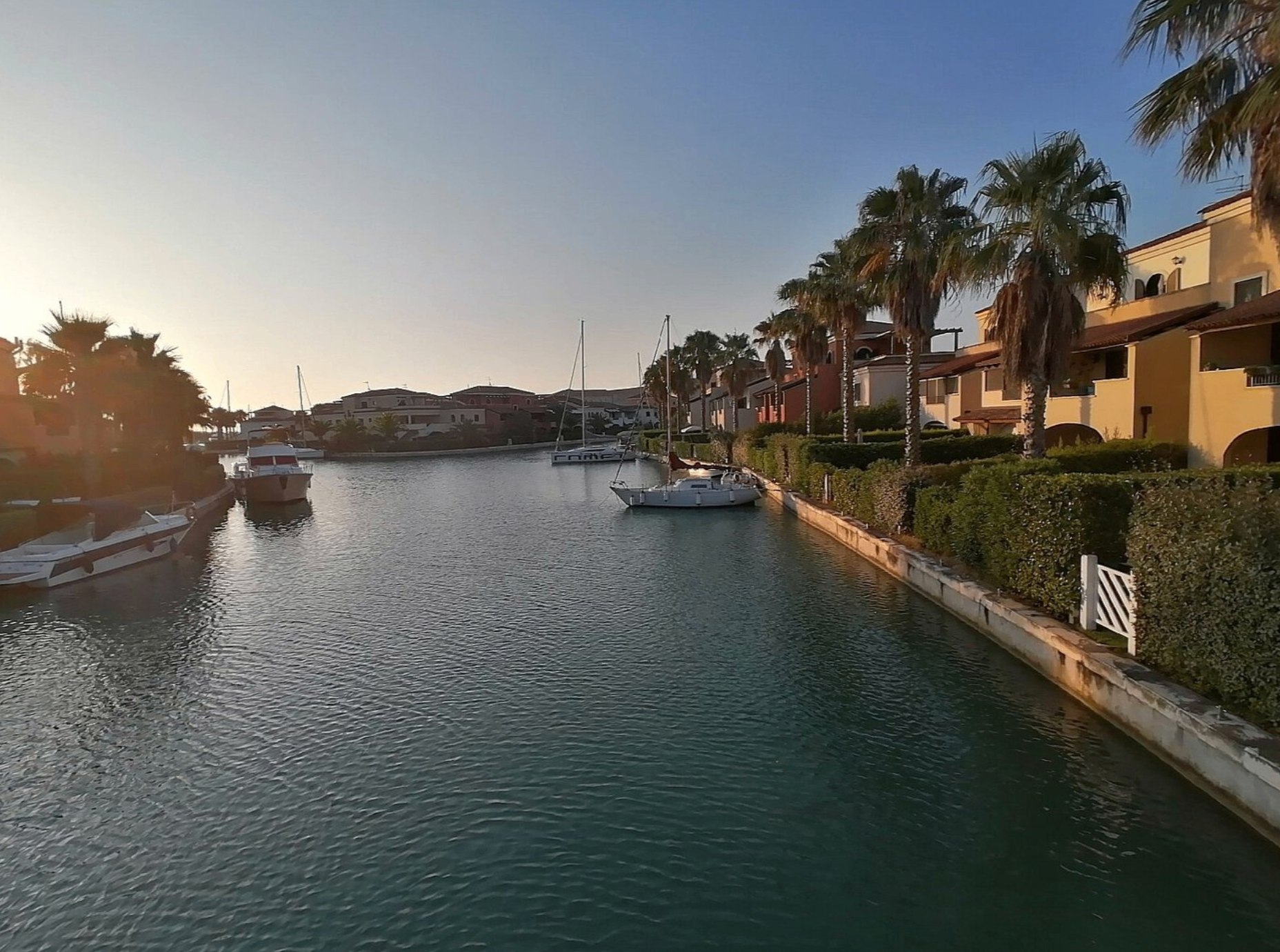 Darsena del resort alla golden hour