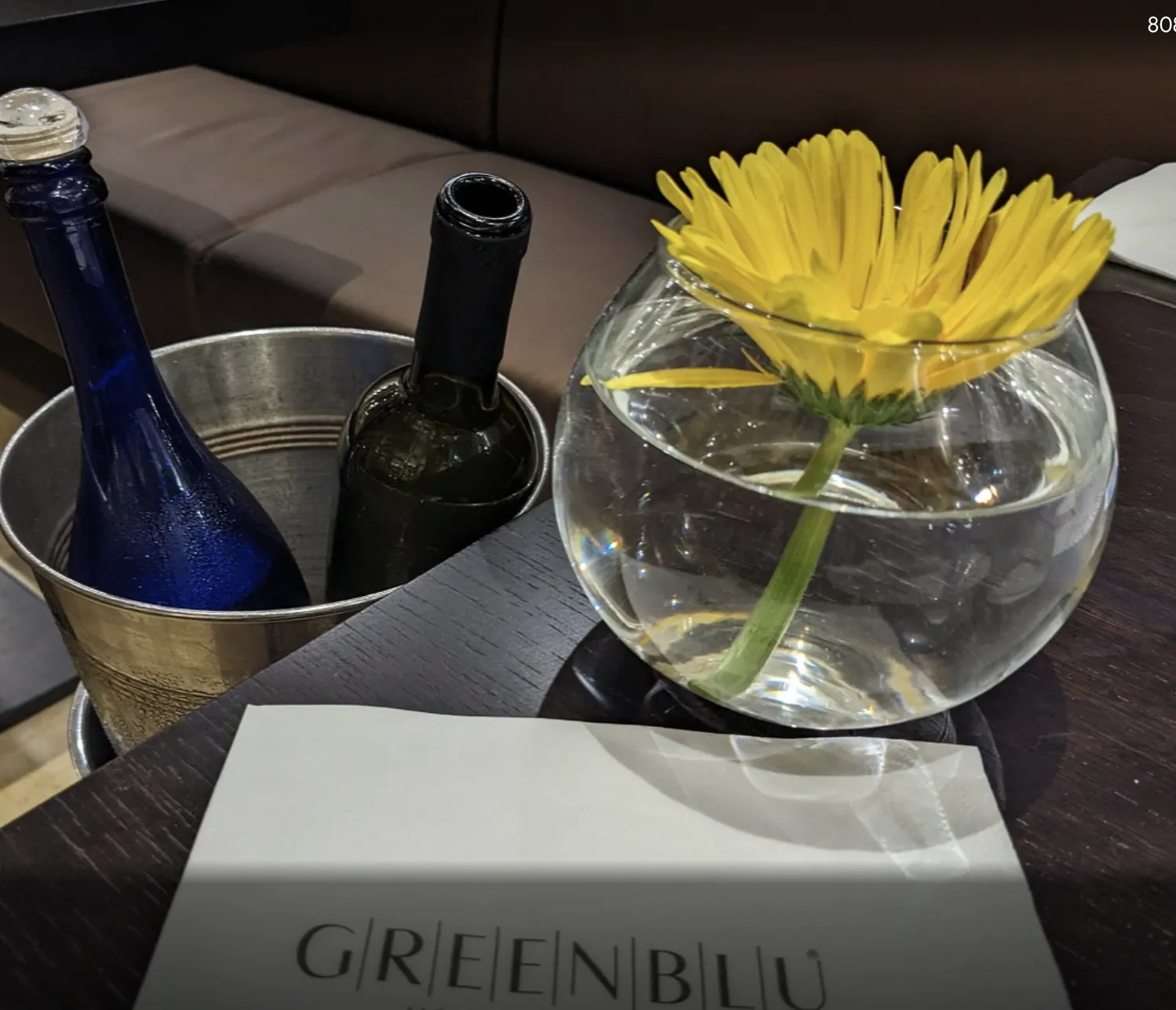 Benvenuto in camera con fiori e vino