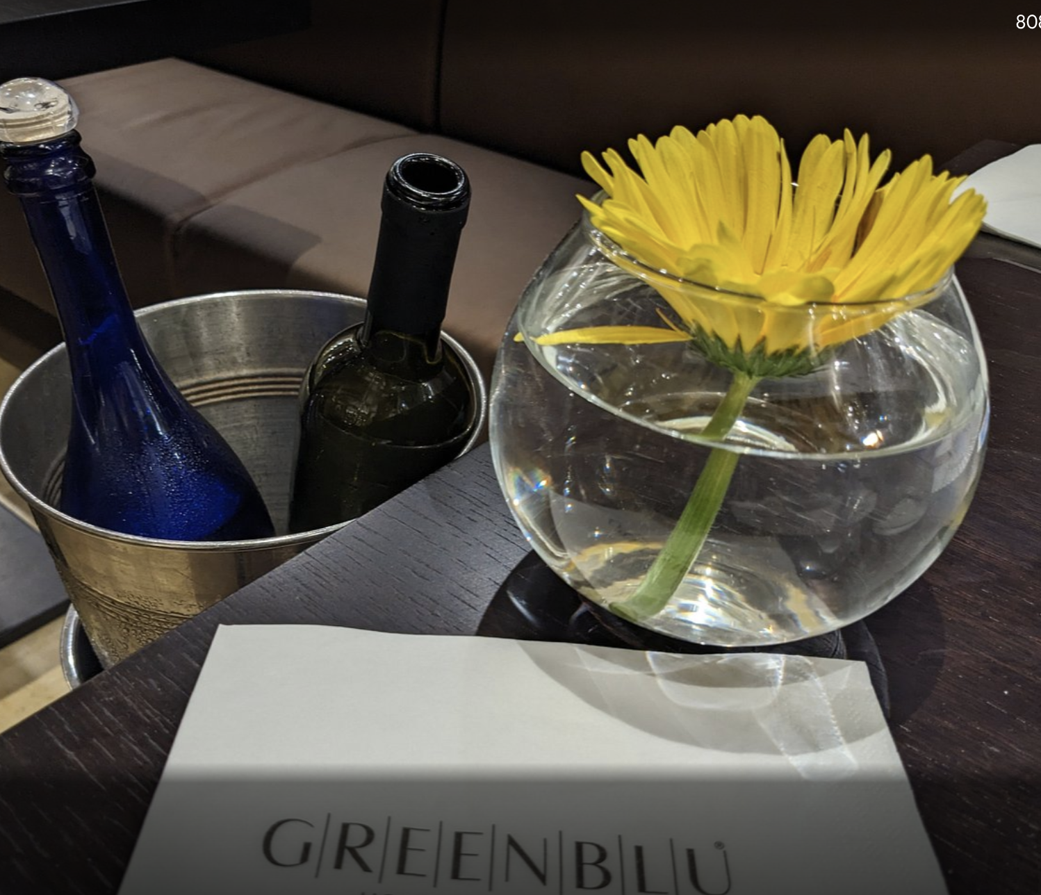 Benvenuto in camera con fiori e vino