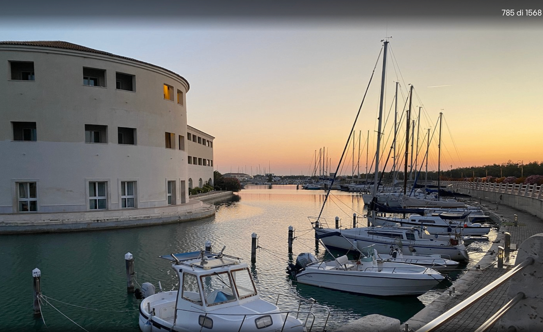 Porto turistico al tramonto