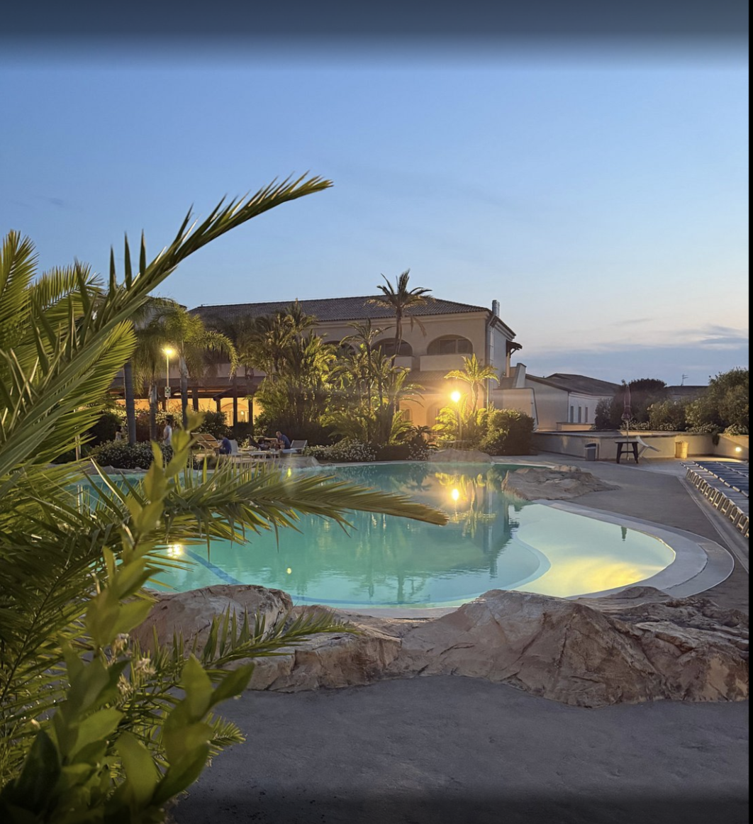 Piscina del resort al tramonto