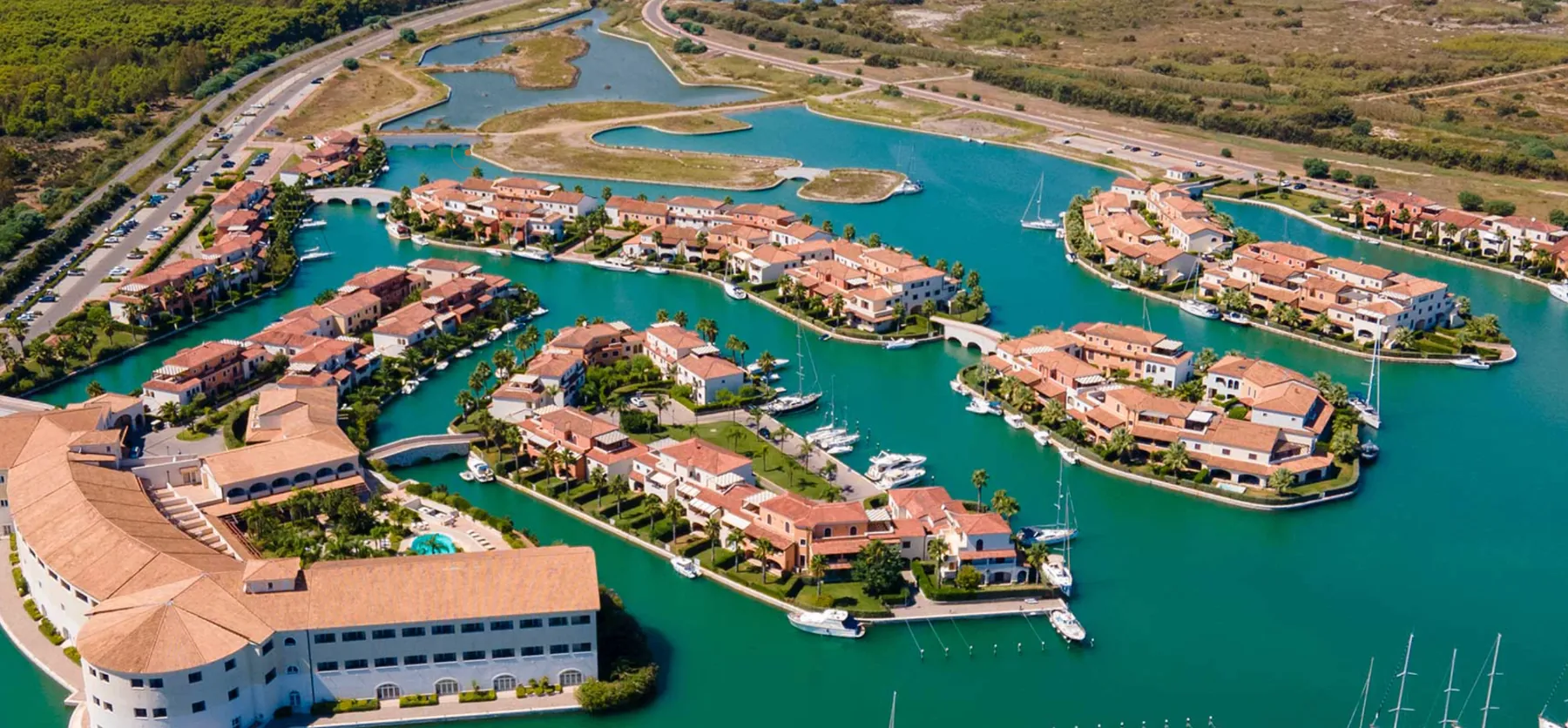Marinagri — panoramica aerea della struttura ad arcipelago, dei canali e della spiaggia