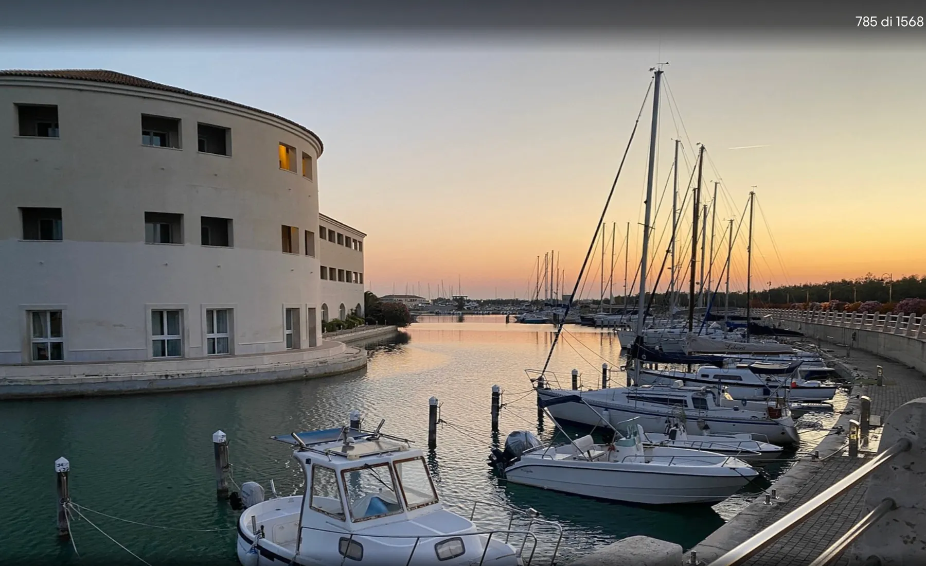 Porto turistico al tramonto